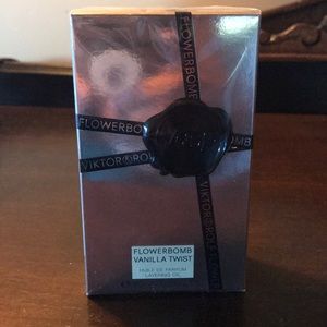 Viktor & Rolf Flower Bomb layering oil
